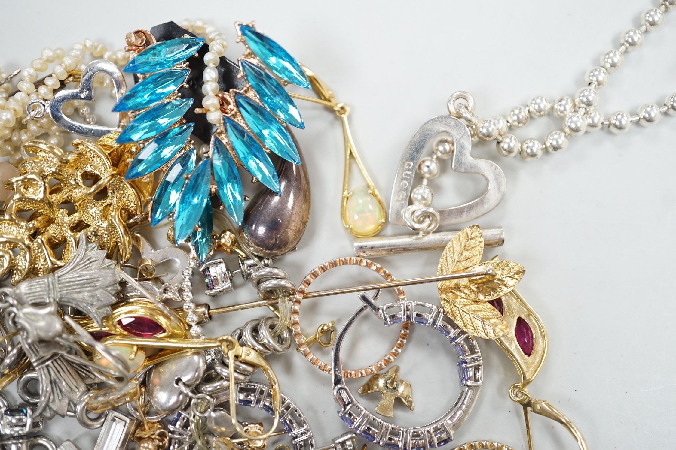 A modern Italian Gucci silver bead bracelet, approx. 18.5cm and a group of sundry minor jewellery.